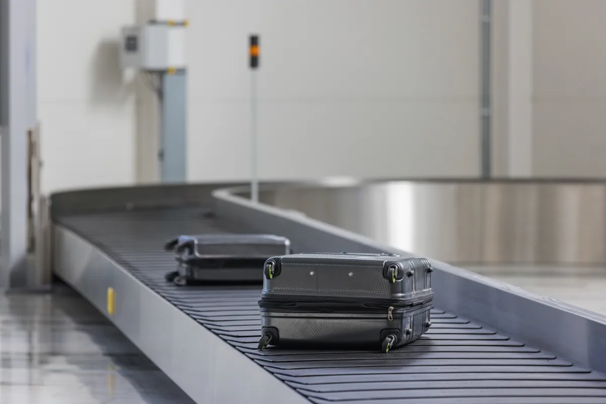 sötét színű poggyászok a reptéren, könnyen esnek bőrönd lopás áldozatául.