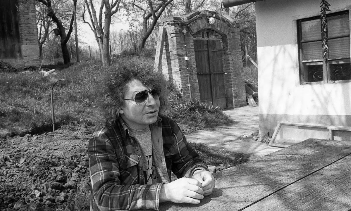 Denjén Rózsi ül egy padon. Személyiségtesztünből kiderül, hogy lehetsz-e olyan, mint a nagyszerű retro sztár.