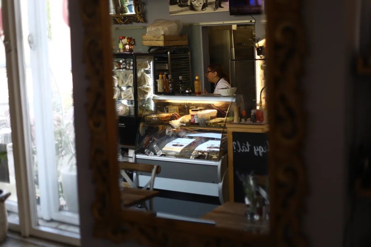 Olasz ízek, magyar szív és egy sorsdöntő szerelem. Döbbenetes fordulatok sora jellemzi Tündi és Feri életét.