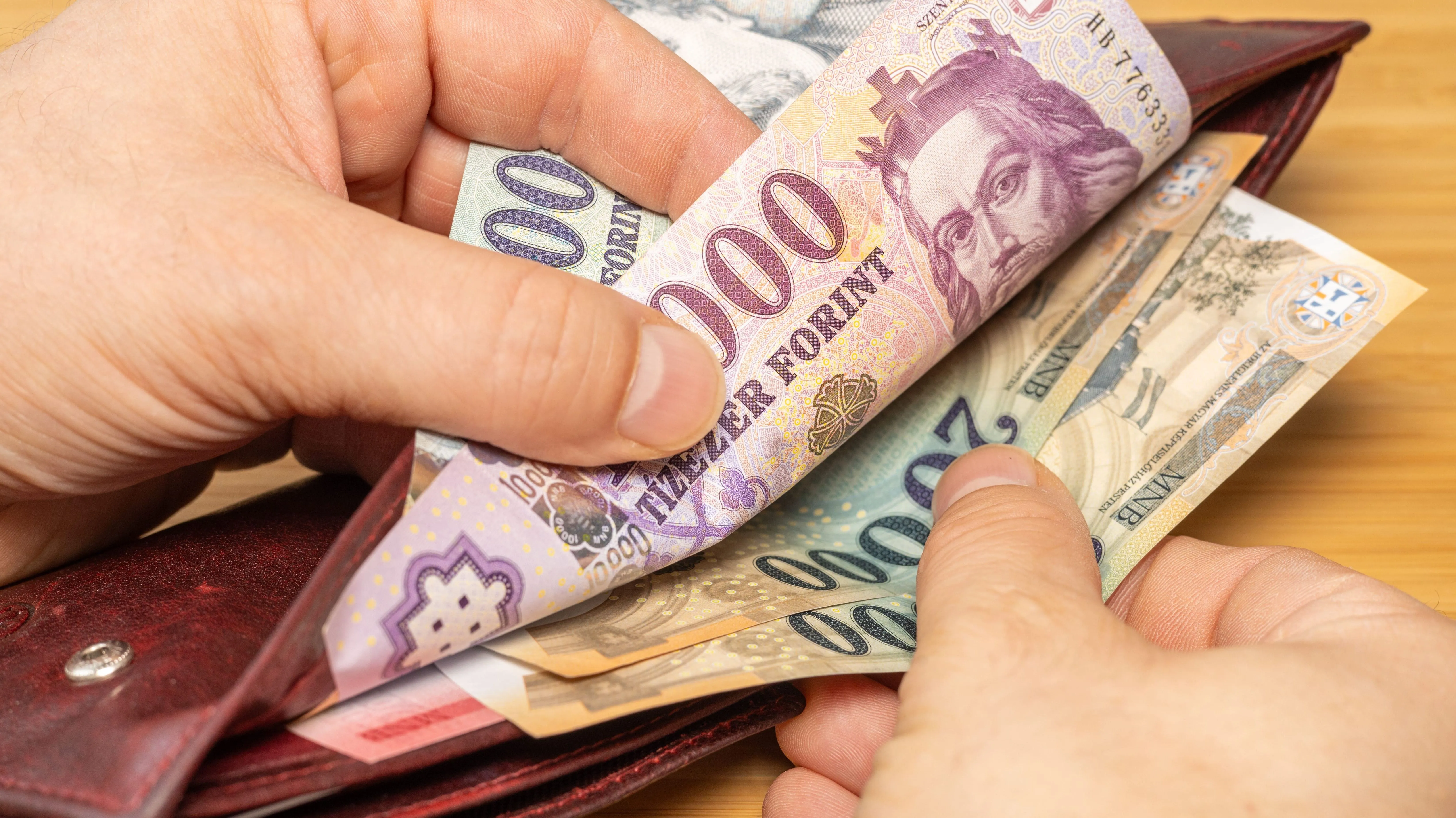 Bankjegyek számolgatása spórolási tippek megfogadása után