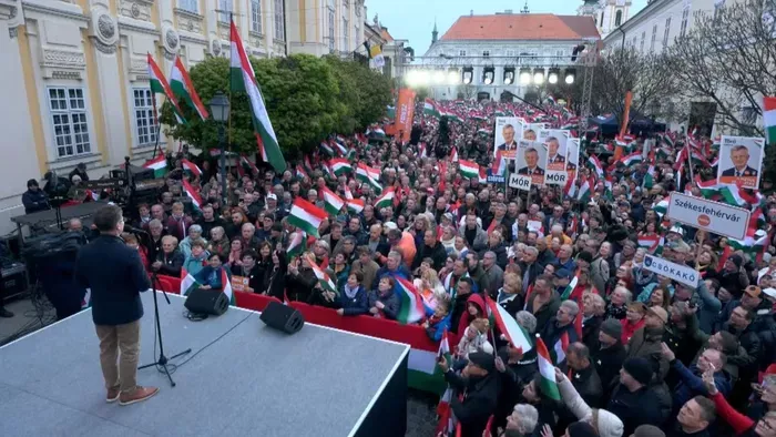 Újabb fotók a helyszínről! Rengetegen érkeztek Székesfehérvárra, hogy lássák a miniszterelnököt