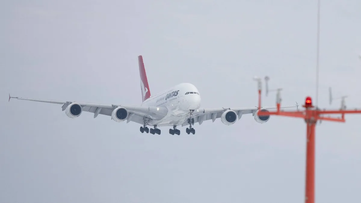 Rejtélyes haláleset több ezer méter magasban: 17 órás repülőúton hunyt el egy nő