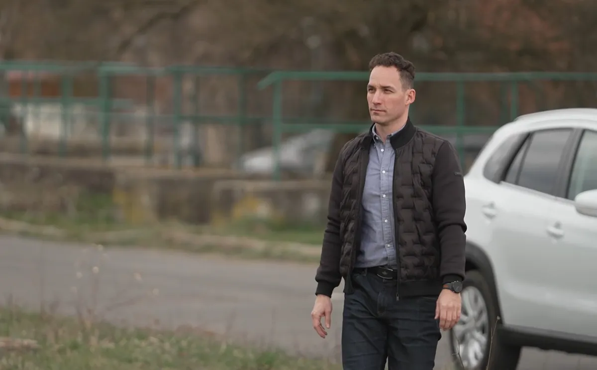 Szilva István az utcákat járva irányítja a települést, nem pedig egy irodából.