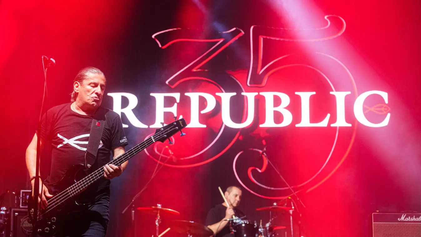 A Republic együttes a színpadon egy retró kvízben.