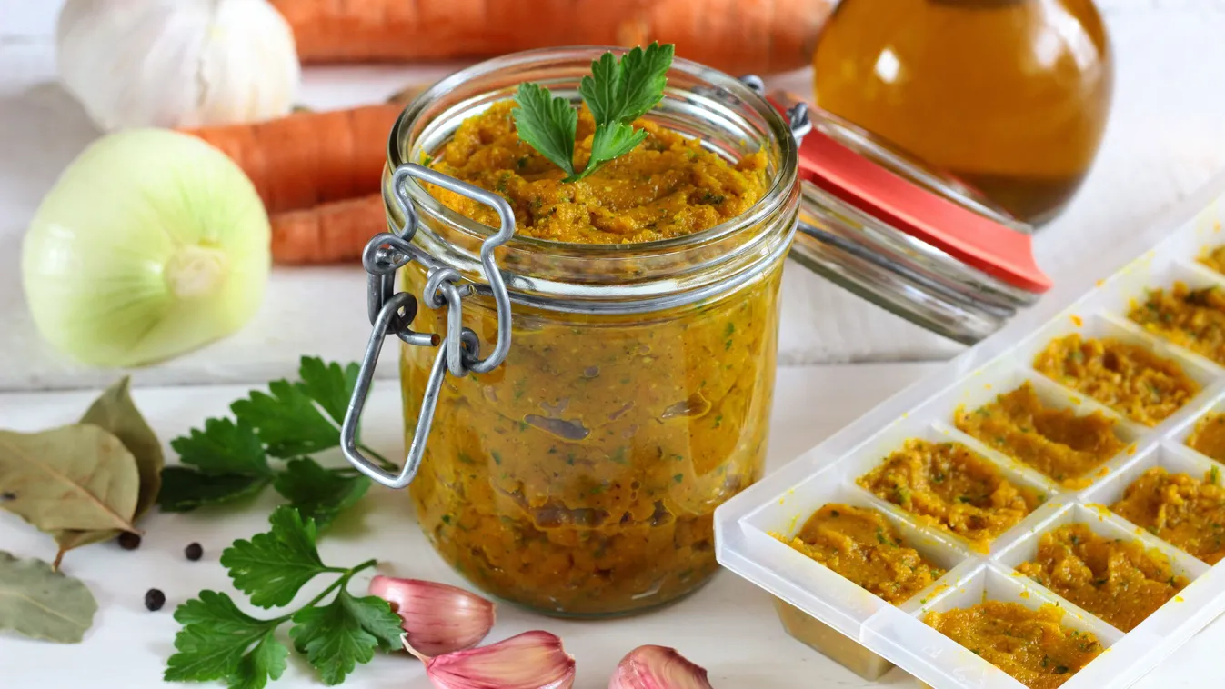 Házi leveskocka recept jégkockatartóban és egy befőttesüvegben.