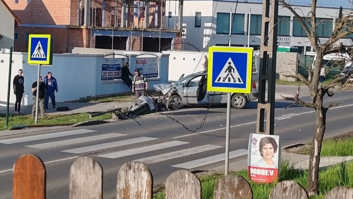 Villanyoszlopnak ütközött egy autó Sülysápon