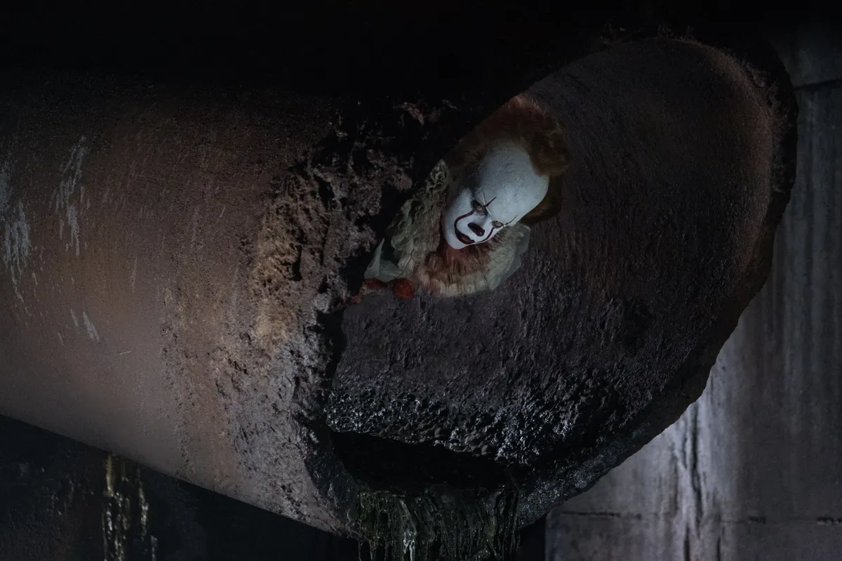 Bill Skarsgard a Welcome to Derry Pennywise-aként.