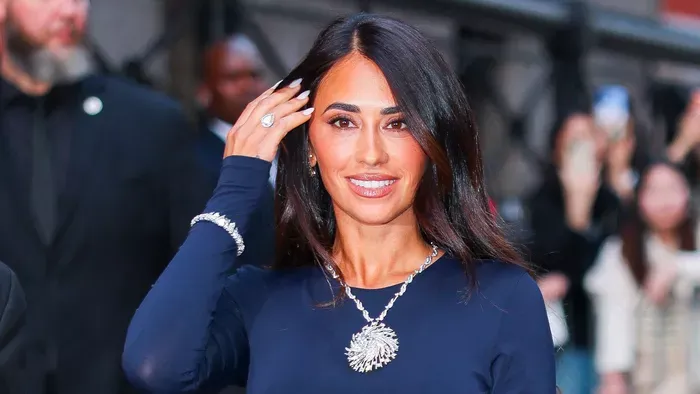 Aprócska miniszoknyában jelent meg Lionel Messi felesége