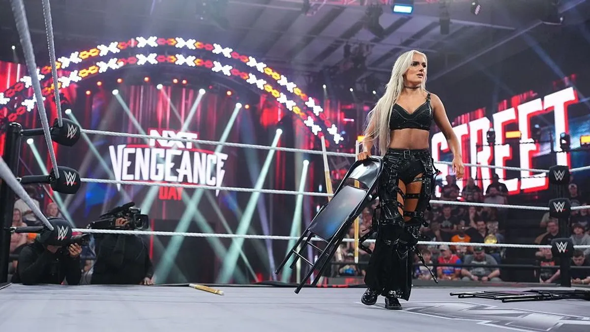 Sötét démonként pakolja ki a ciciket a dögös sportolónő