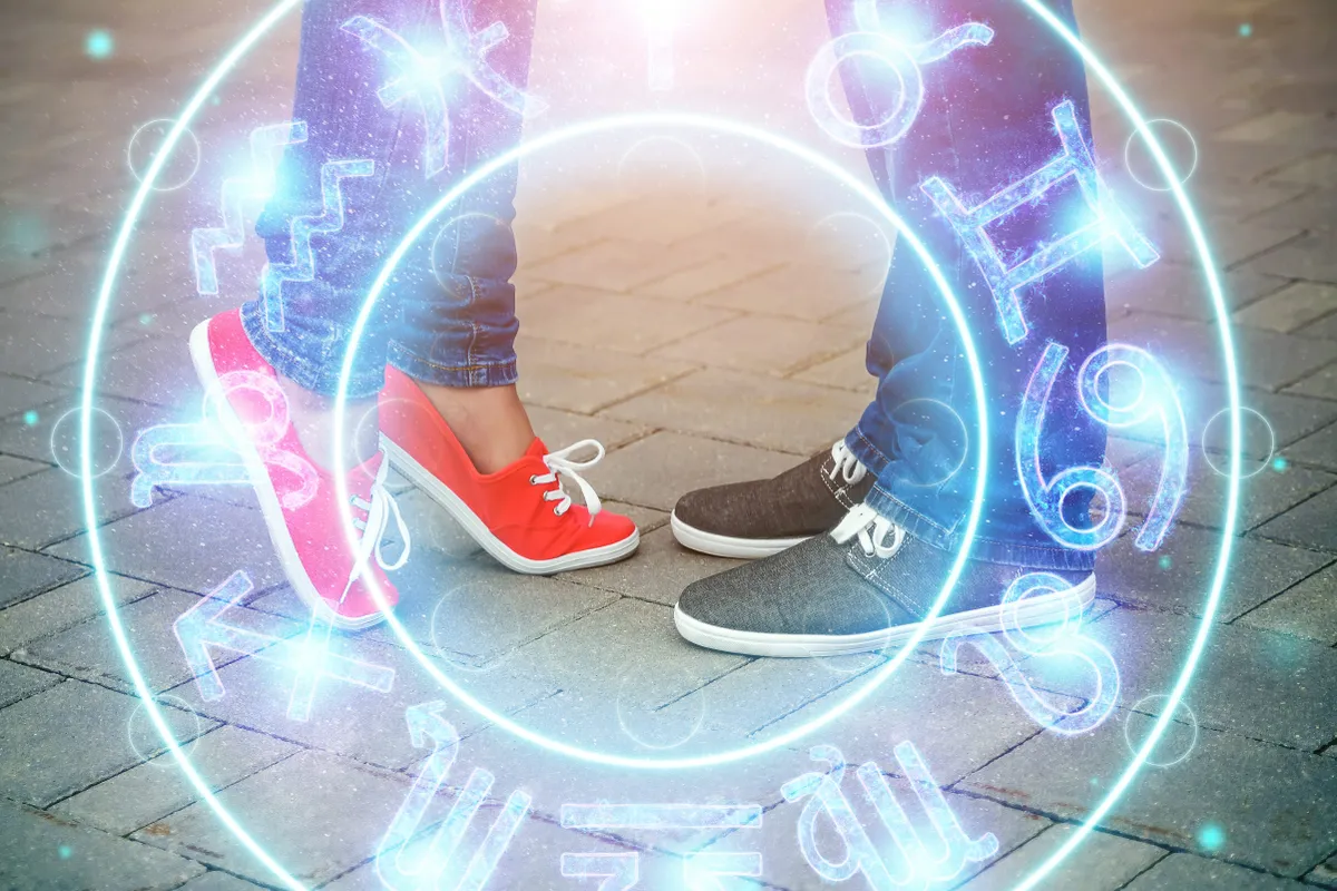 Egy férfi és egy nő lába, akik párhoroszkópunk hatásásra megtalálták a szerelmet.