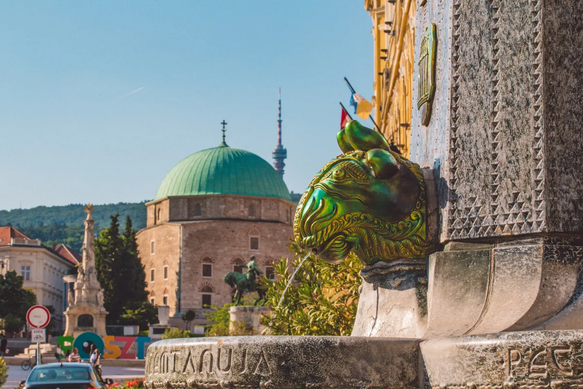 Pécs látnivalói közé tartozik a Gázi Kászim pasa dzsámija és a Zsolnay-kút.