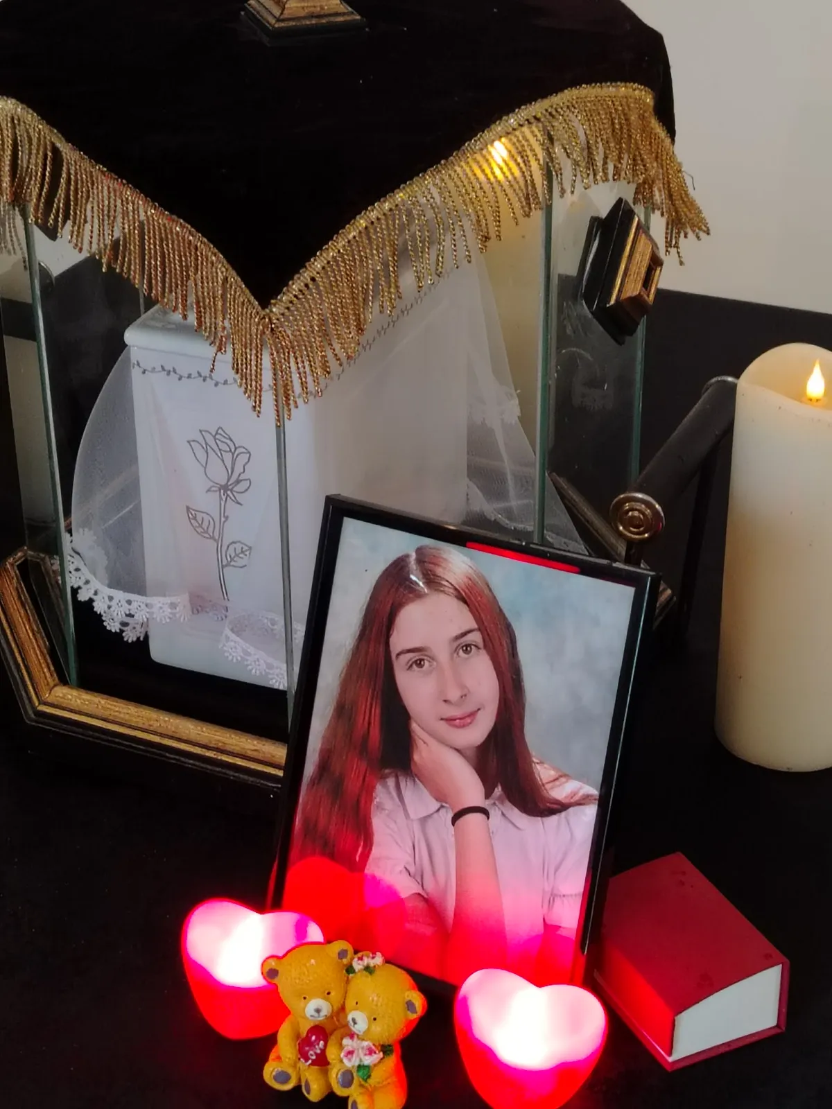 Édesanyja egy kis kegyhelyet alakított ki otthon 