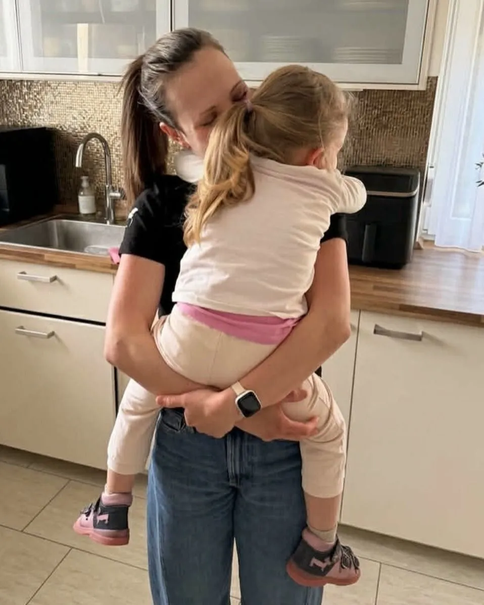 Sass Dani felesége újra karjaiba vehette kislányát