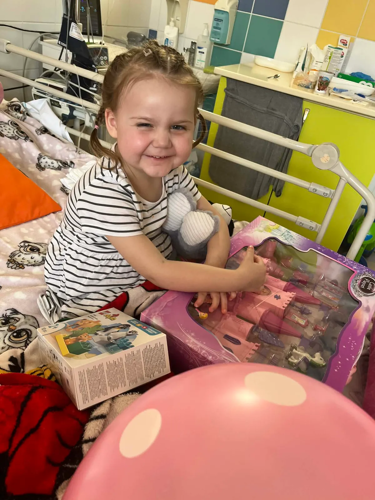 Larának a testvére vett ajándékokat, hogy jobb kedvre derítse, ami sikerült