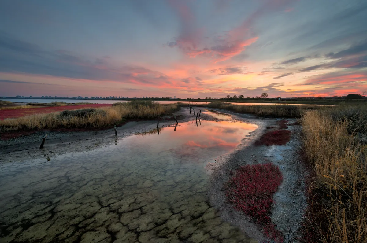 A Burgasz mellett elterülő Atanasovsko-tó naplemente idején.