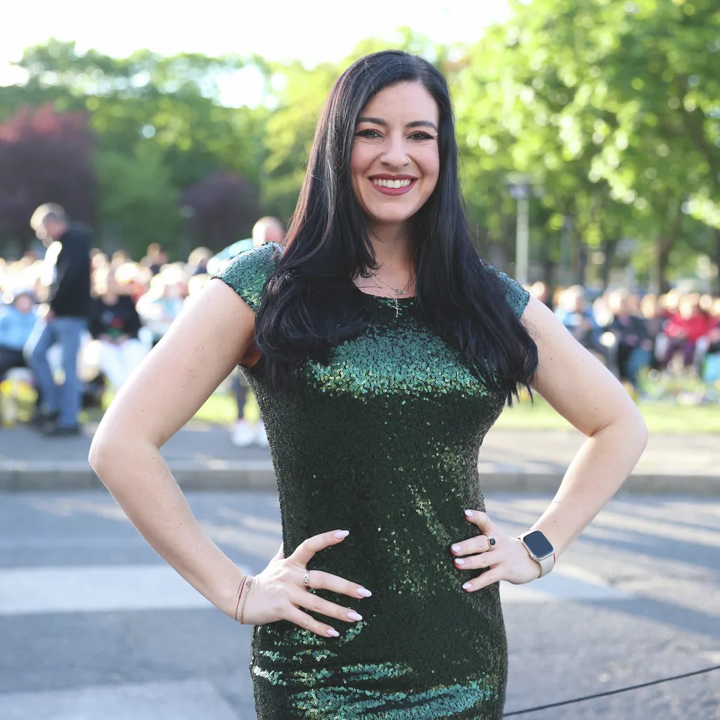 20260426 Budapest Szenes Iván tér 10.évforduló Szenes Iván emlékkoncert
a képen Stana Alexandra
foto Tumbász Hédi