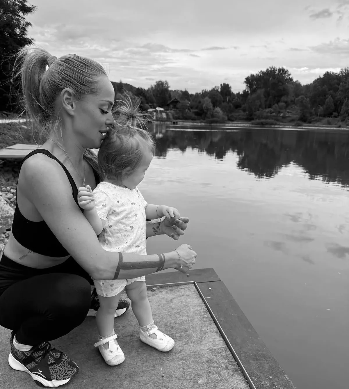 Turi Xénia jelenleg ismkerkedik valakivel.