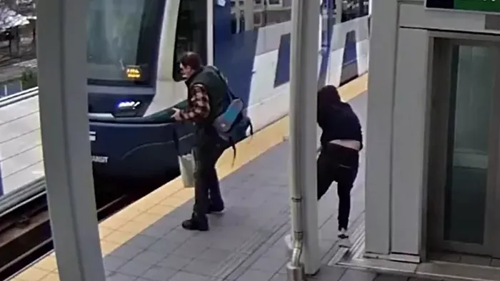 Megpróbáltak vonat elé lökni egy utast az állomáson – videó