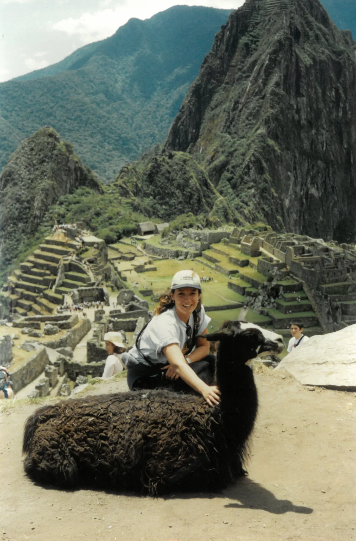 Etédi Villő egy lámával a perui Machu Picchuban.