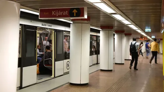 Füst a Keleti pályaudvaron: teljesen leállt az M2-es metró