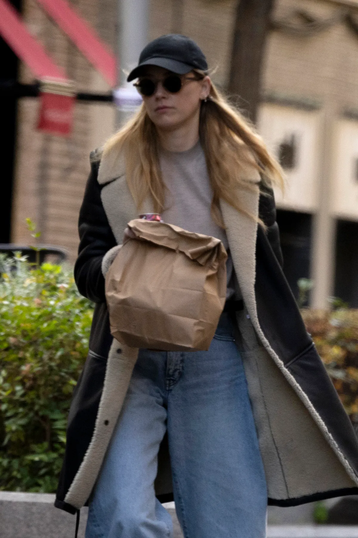 Amber Heard Spanyolországban, inkognitóban éli mindennapjait három gyermekével