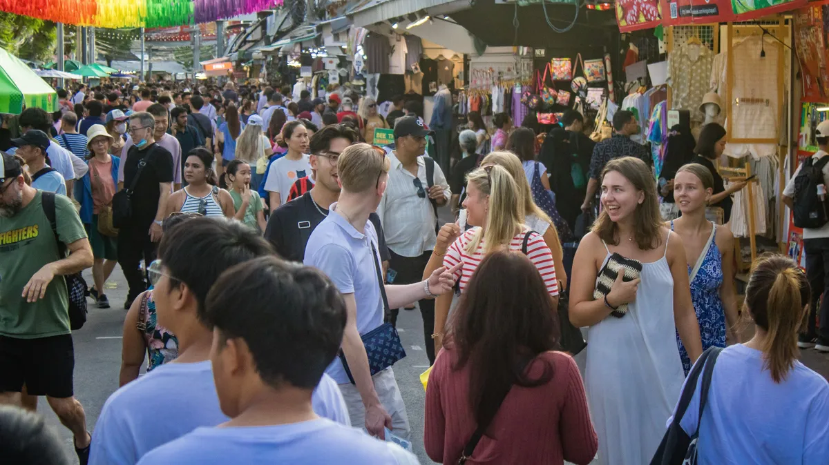 A bangkoki Chatuchak piac tömeggel.