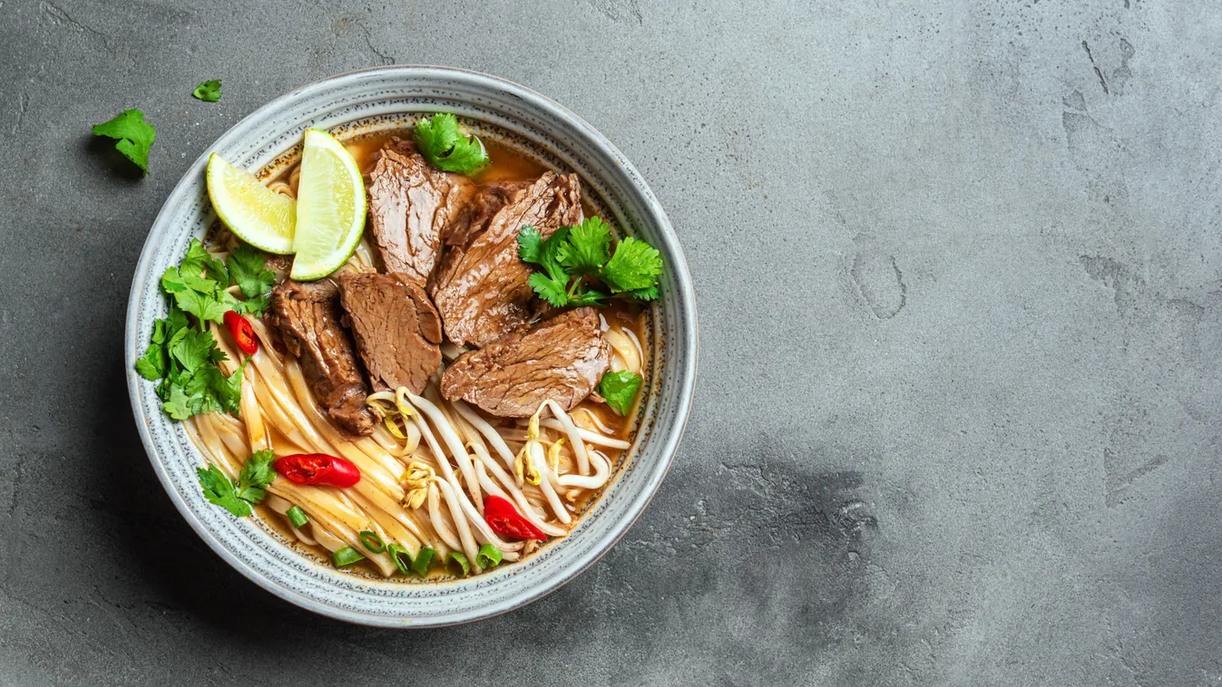 Legjobb pho leves recept alapján főzött pho leves tányérban
