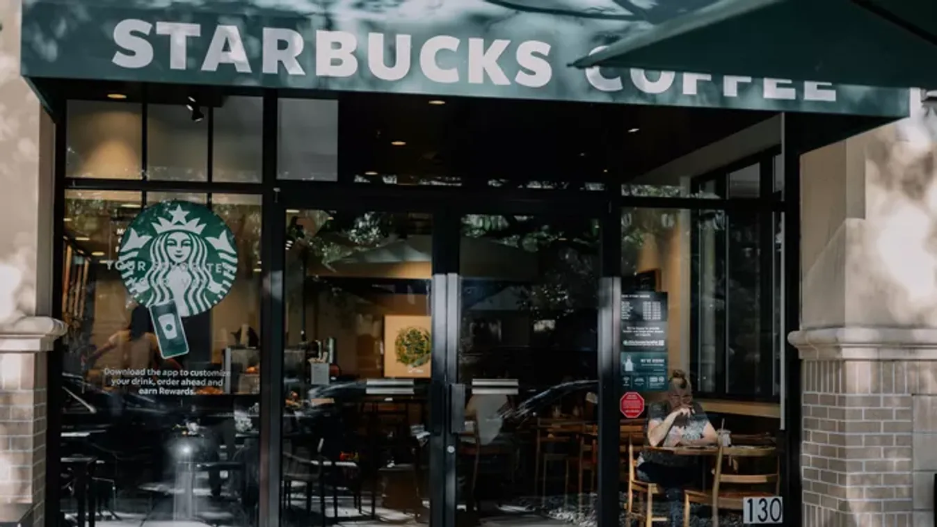 Vérfürdő a Starbucksban: Fejjel ment neki áldozatának a dühöngő fivér - Videó!