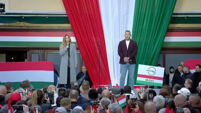  Orbán Viktor beszéde előtt együtt énekelt a hatalmas tömeg