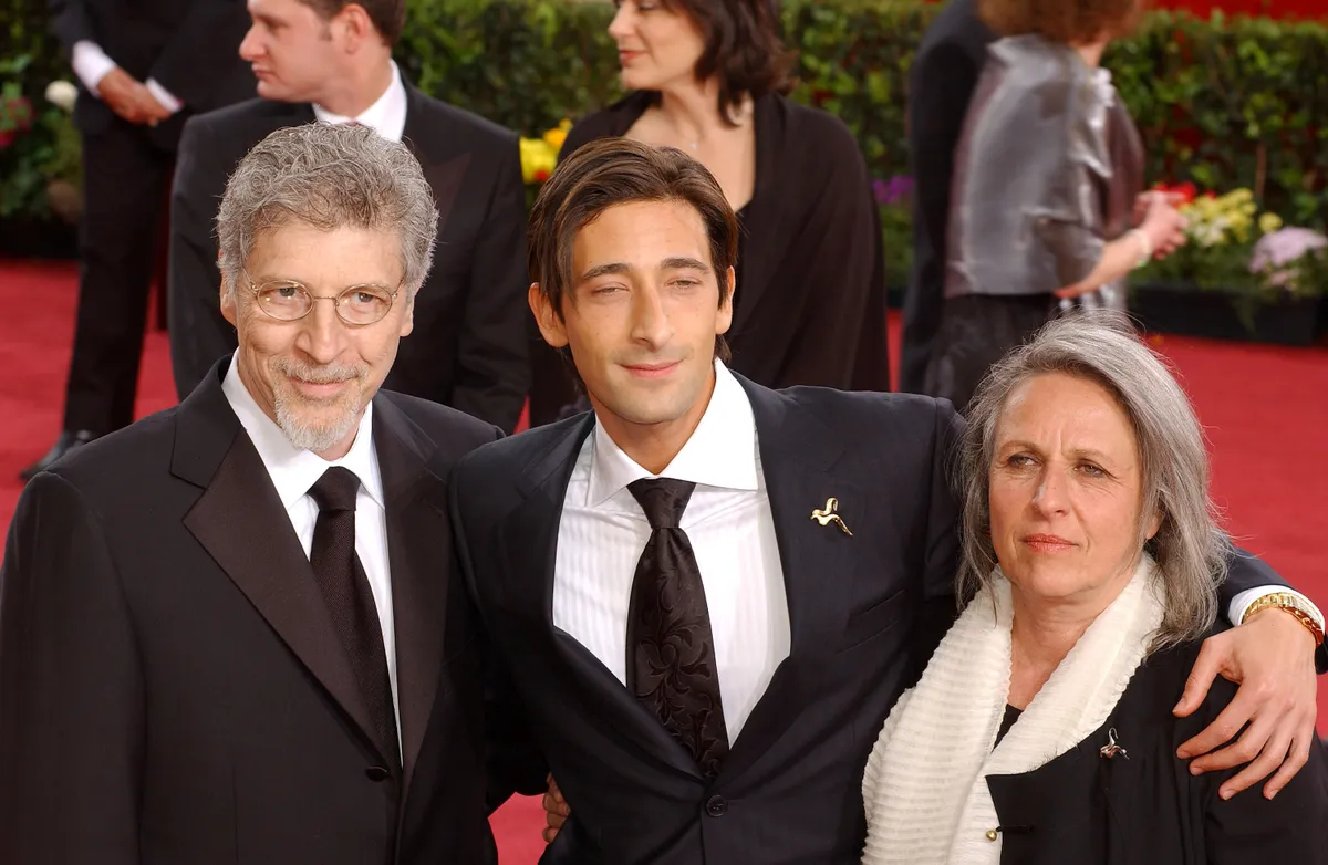Adrien Brody a szüleivel a 75. Oscar-gálán 2003-ban. 