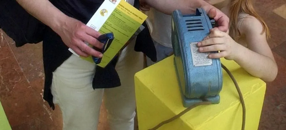 Retró kvíz miatt teszteli egy kislány az anyukájával a régi, vas diavetítőt. 