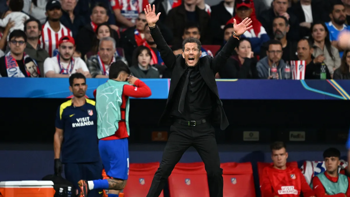 Diego Simeone heves vitába kezdett Ben White-tal az Atlético Madrid-Arsenal Bajnokok Ligája elődöntő után