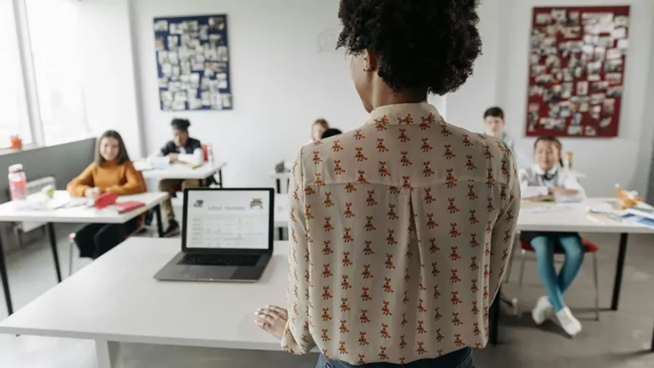 Brutálisan támadtak rá a gyerekek a tanárnőre, soha többé nem térhet vissza a munkába