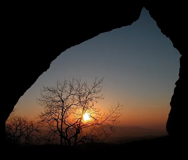 Kilátás a Legény-barlang szájából naplementével. 