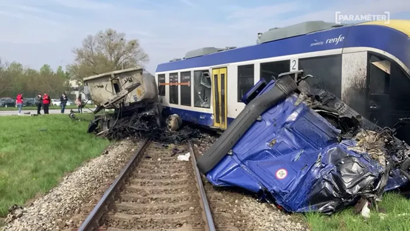 Brutális baleset történt: kettészakadt a teherautó, miután vonattal ütközött