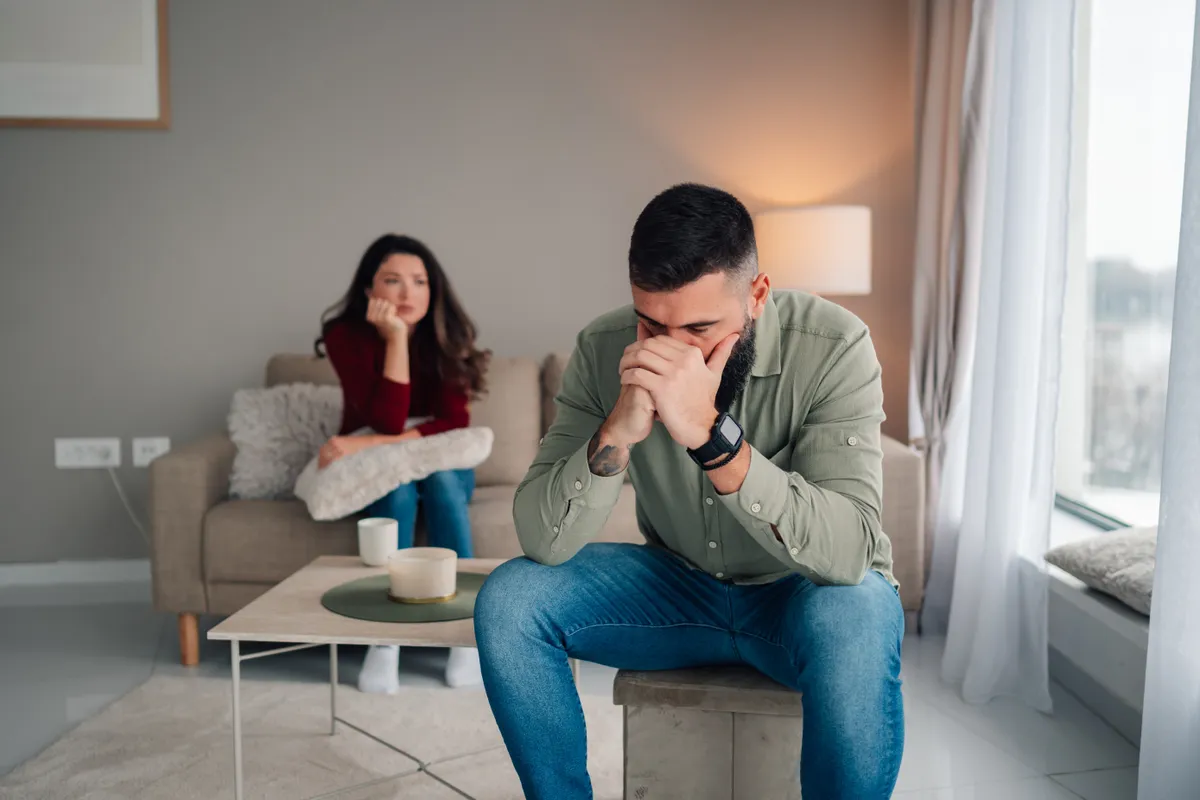 Személyiségtesztet kitöltő fiatal pár ül az ágyon.