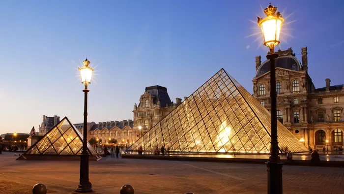 Óriási volt a pánik: lezárták a Louvre környékét