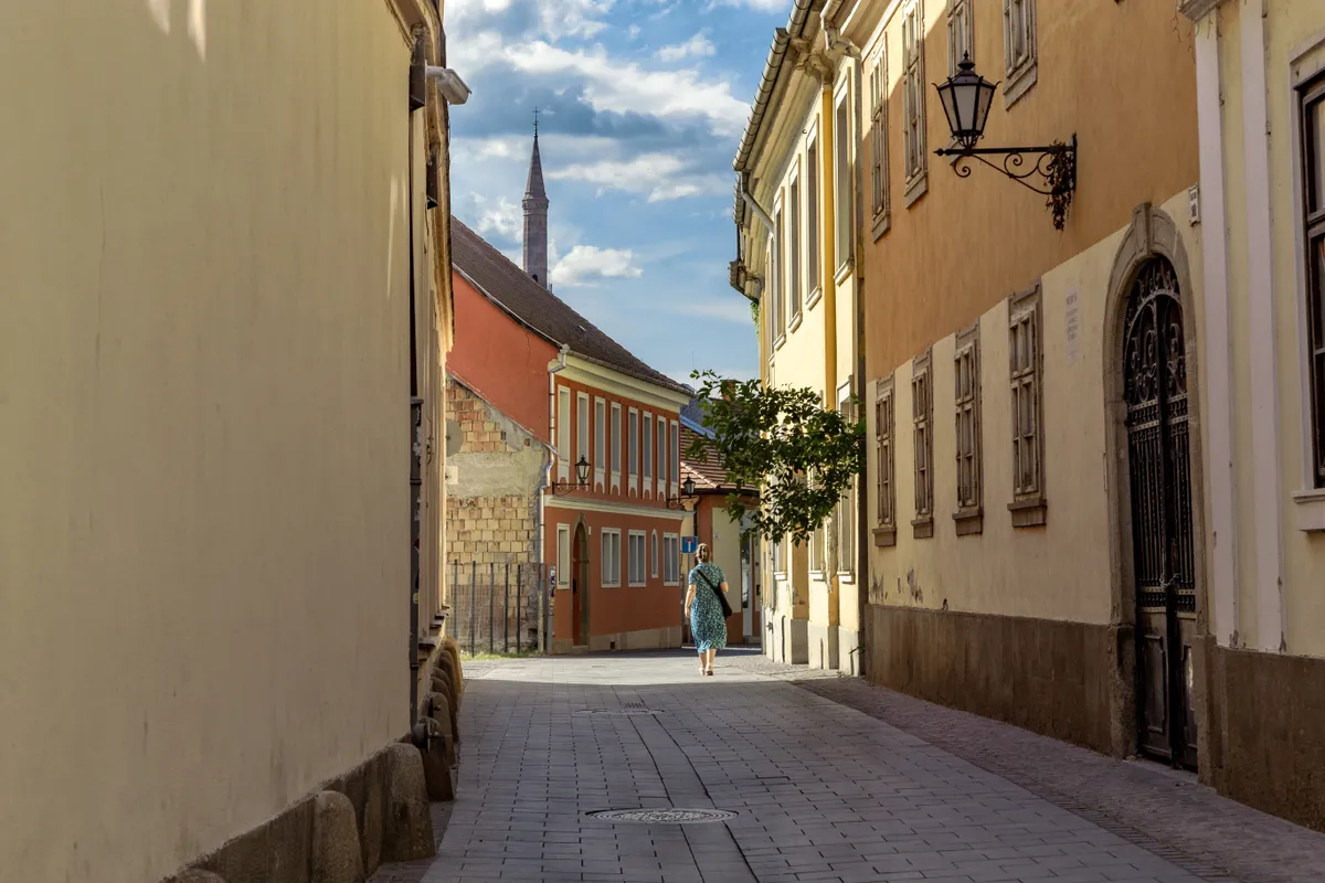 egri utcakép barokk házakkal és a minarettel.