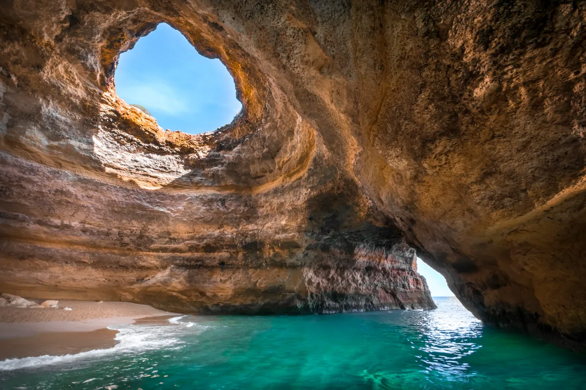 Portugália leghíresebb barlangja, a Benagil-barlang.