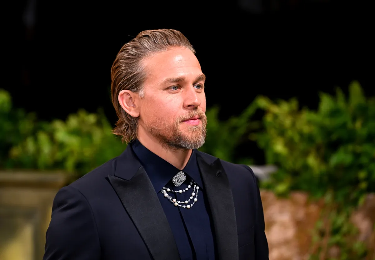 Charlie Hunnam a 2024-es Met Gálán.