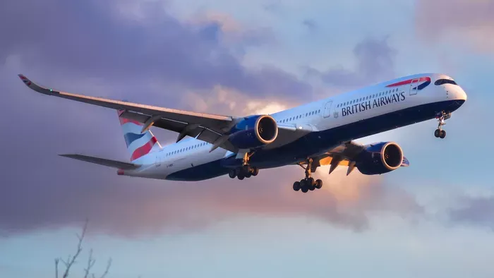 Nem hiszed el, miért kattant a bilincs a légiutas-kísérőn