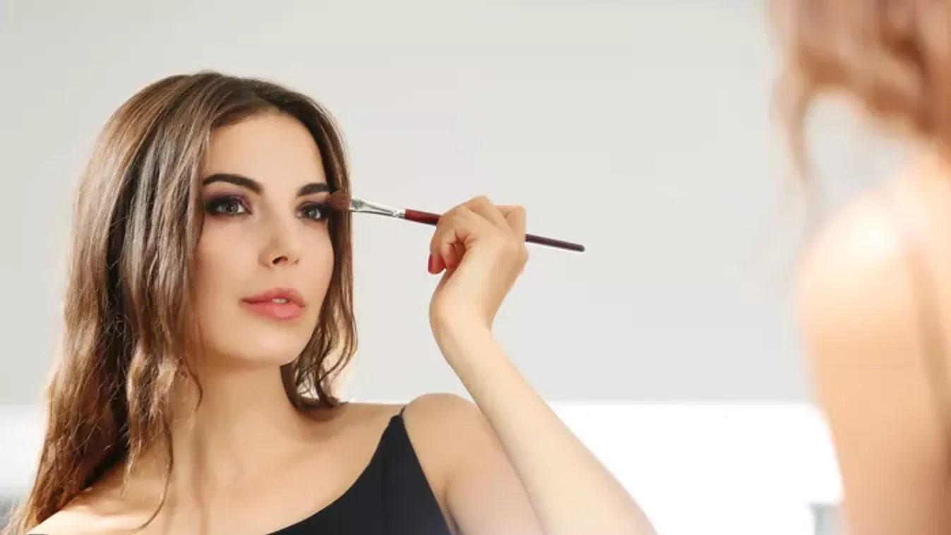 Pár perc és máris ragyogsz – Így alakítsd át a nappali sminked alkalmivá, ha nincs időd elölről kezdeni