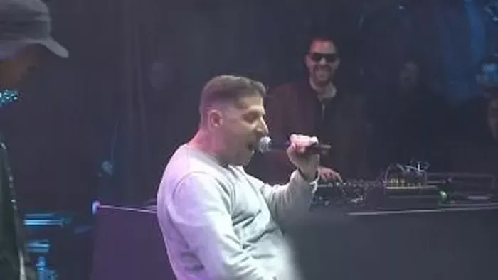 Nemiszervét mutogatta, így üzent Gulyás Gergelynek az előadó - Sokkoló képsorok láttak napvilágot