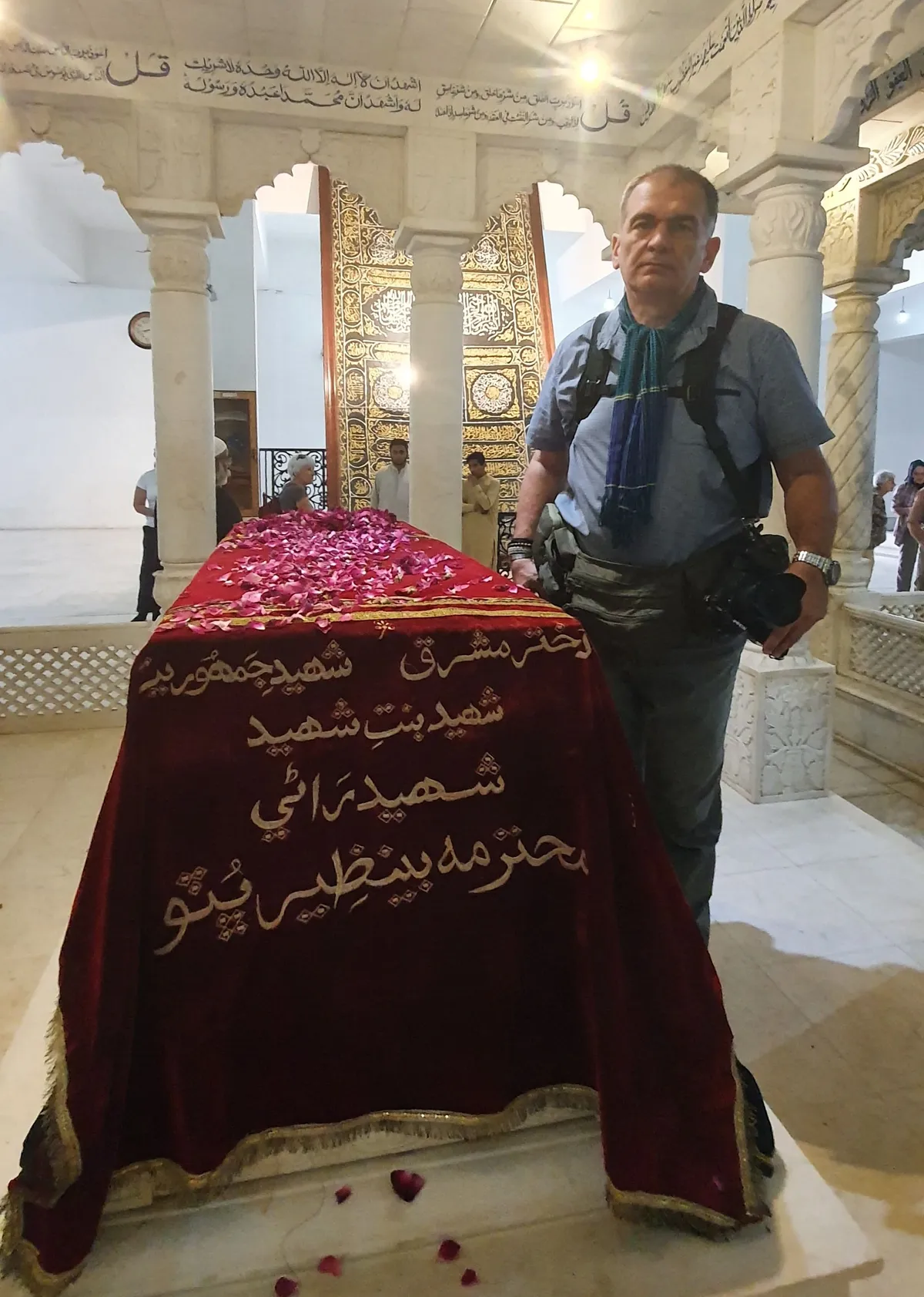 dr. Toperczer István a Selyemútnál Pakisztánban egy sírnál.