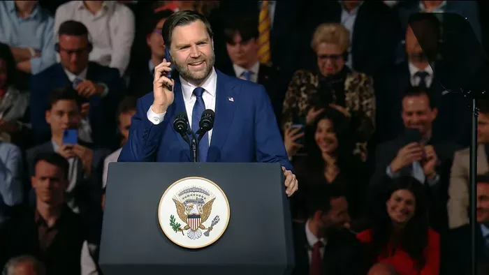 Ilyet se hallhatsz minden nap: a tömeg előtt hívta fel Trumpot JD Vance az Orbán Viktorral közös nagygyűlésen