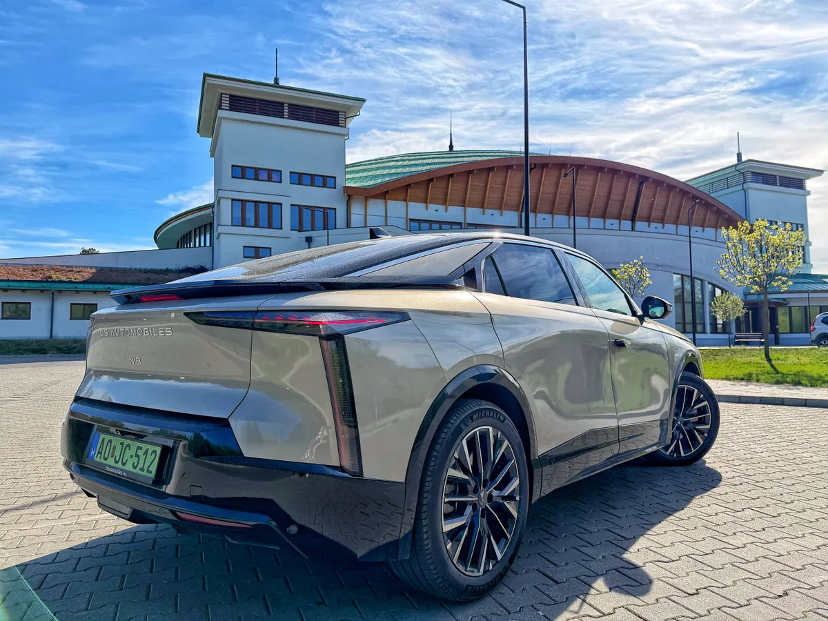 DS N°8 teszt: egy fotó az autó hátuljáról.