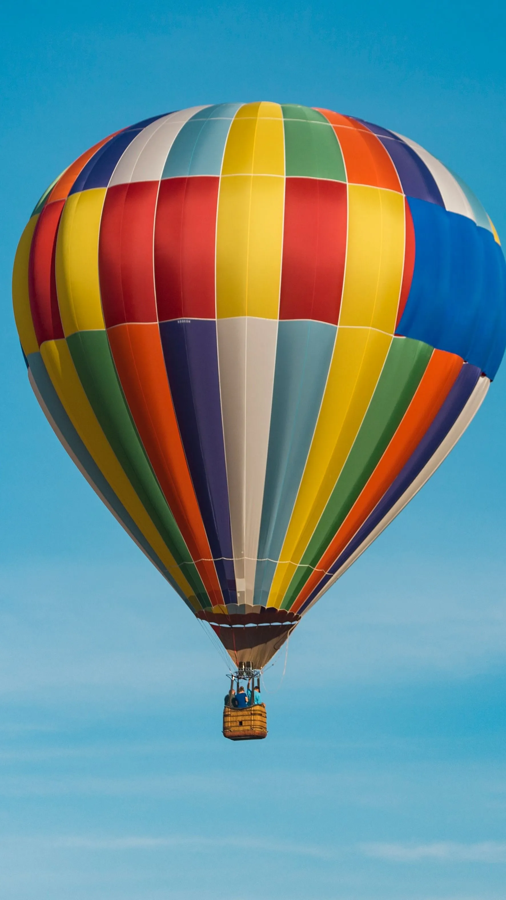 Az érzés, amikor a kertedbe aláereszkedik egy random hőlégballon!