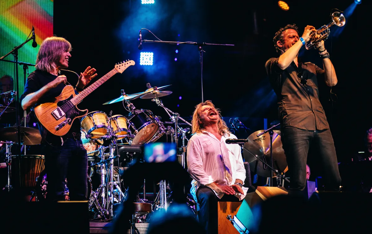 Leslie Mandoki koncertjein kirobbanó formában uralja le a színpadot.