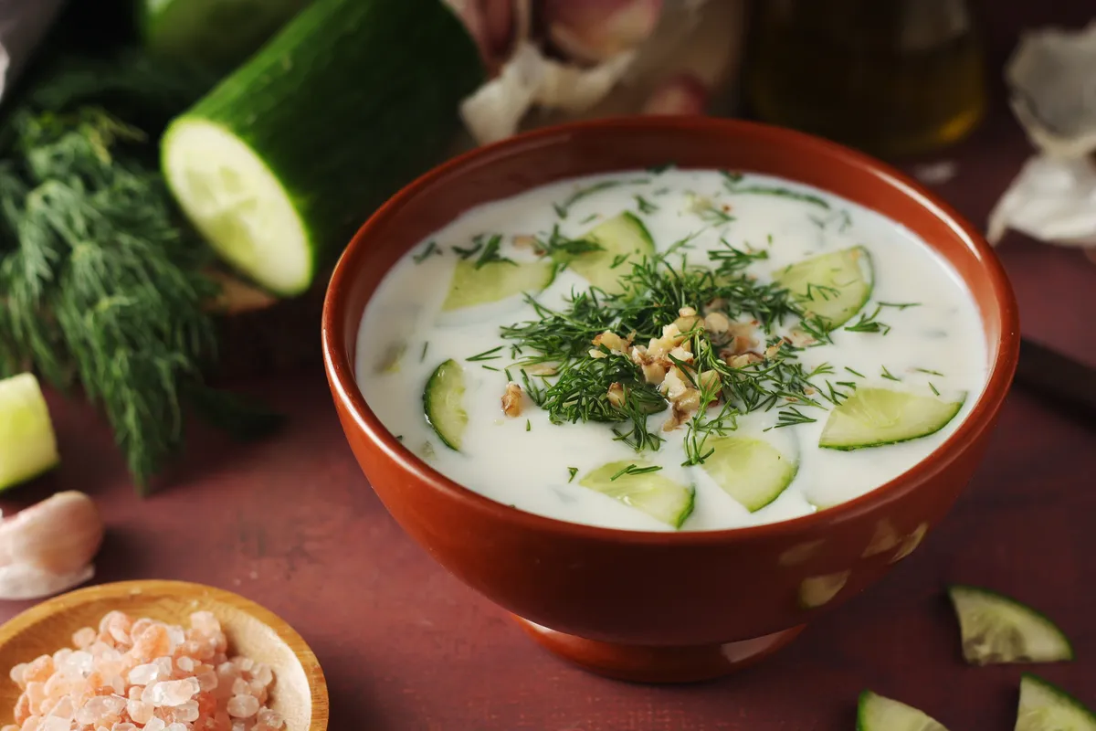Bolgár uborkaleves, tarator.