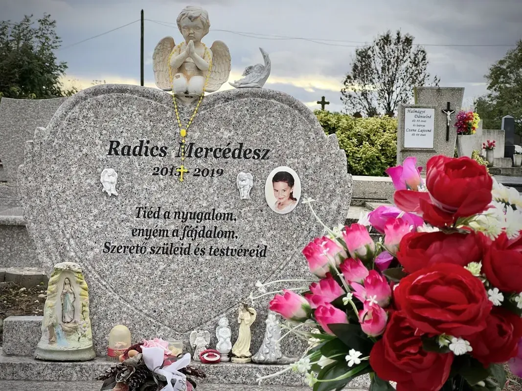 A csányi mászókabaleset áldozatának sírja